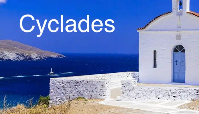 Paysage des Cyclades en Grèce avec église blanche face à la mer Égée