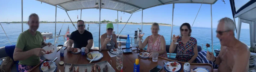 Cockpit du voilier Najida au mouillage en Grèce