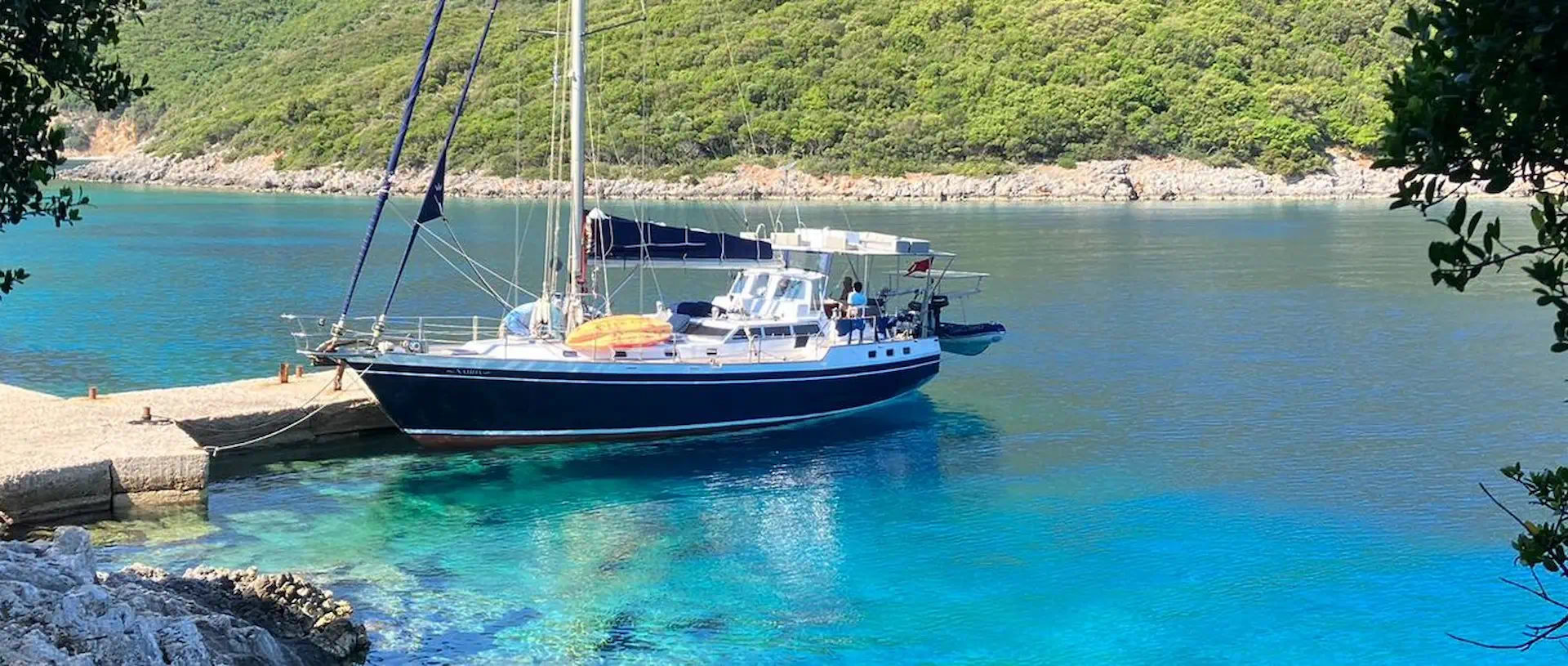 Voilier Najida au mouillage dans une baie turquoise en Grèce