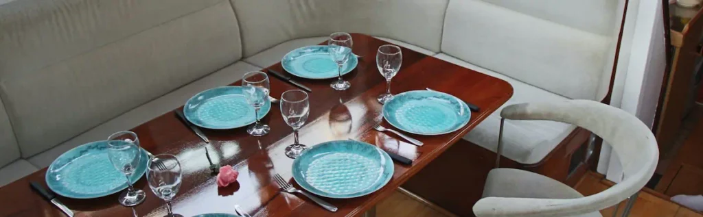 Carré intérieur du voilier Najida avec table dressée