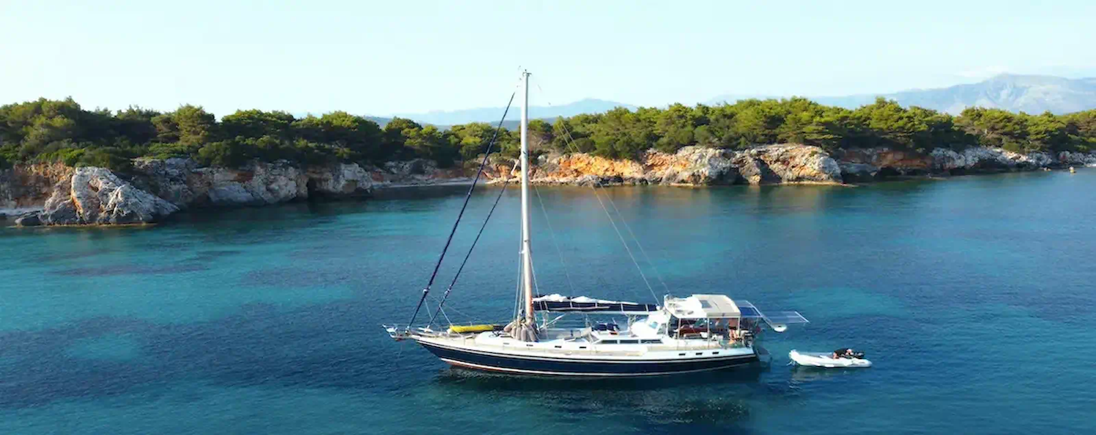 Voilier Najida au mouillage dans une baie turquoise en Grèce