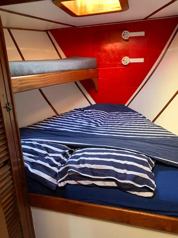 Seconde cabine enfants triple avec couchettes superposées du voilier Najida