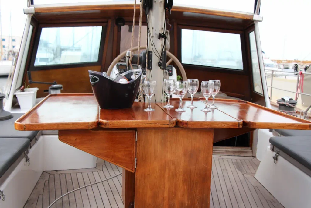 Préparation d’un apéritif dans le cockpit du voilier Najida