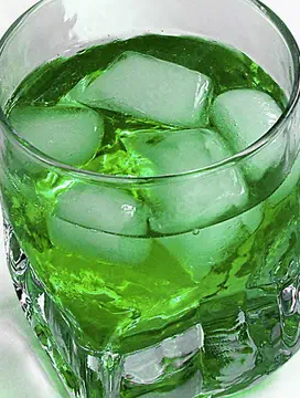 Verre avec glaçons et boisson fraîche à bord d’un voilier équipé d’un congélateur