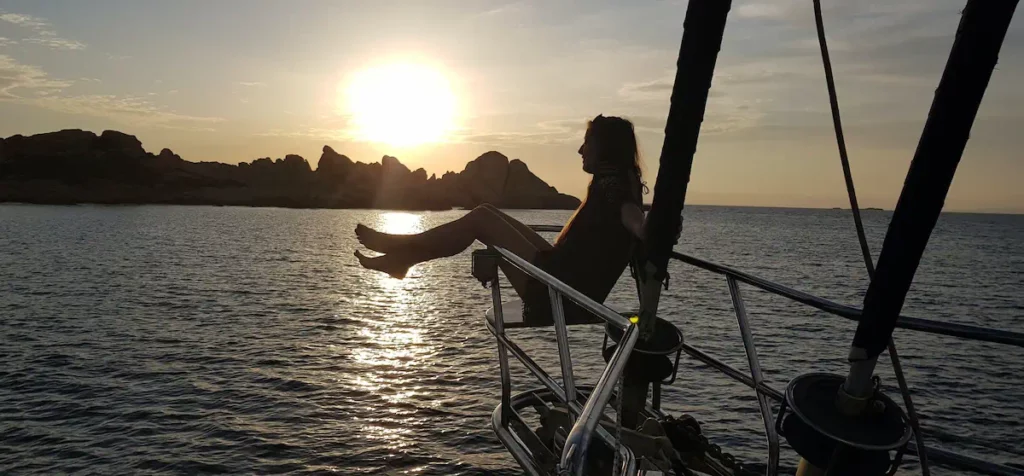 Coucher de soleil depuis l’étrave du voilier Najida en Grèce