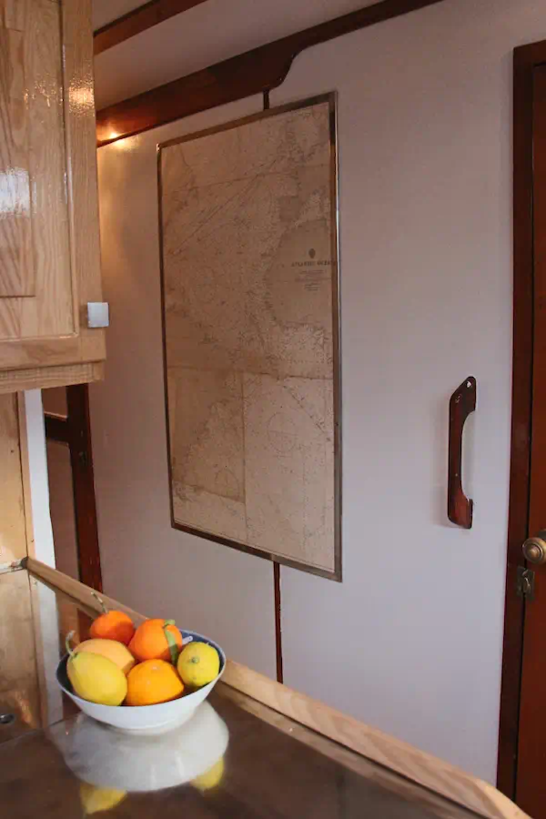 Couloir menant aux cabines avant du voilier Najida