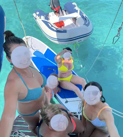 groupe de femmes en croisiere en voilier en Grece moment de baignade et paddle