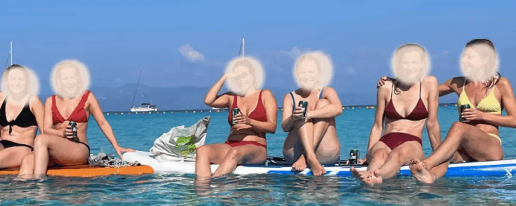 groupe de femmes en croisiere en voilier en Grece baignade et detente