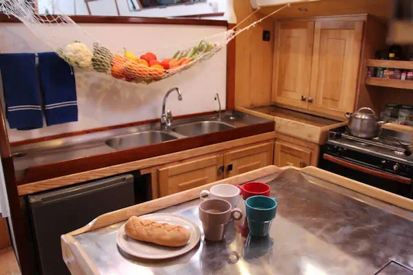 Cuisine du voilier Najida avec évier, four et espace de préparation