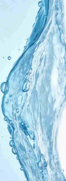 Eau en mouvement illustrant un dessalinisateur produisant de l’eau douce à bord d’un voilier