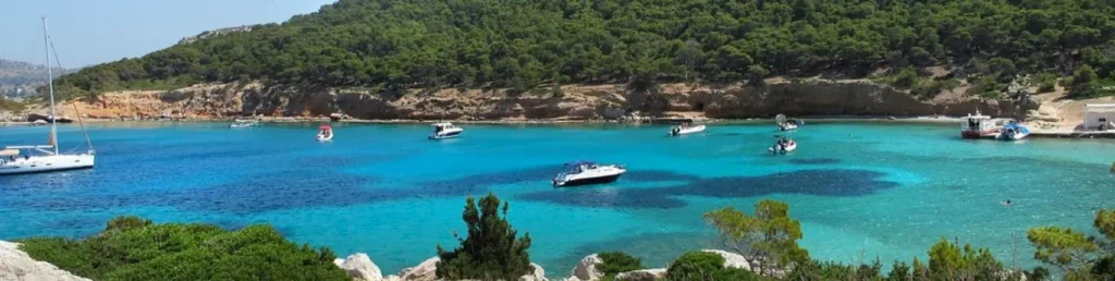 baie a Egine en Grece avec bateaux au mouillage eau turquoise