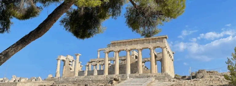 temple d Aphaia a Egine en Grece vue sur les colonnes antiques