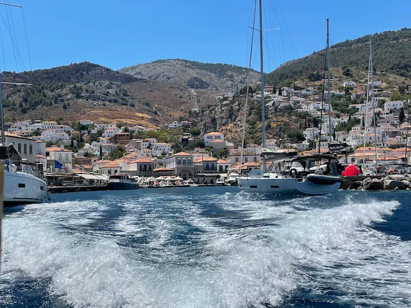 arrivee en voilier au port de Hydra en Grece avec bateaux et village