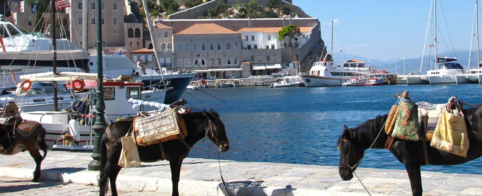 port de Hydra en Grece avec anes et bateaux au quai