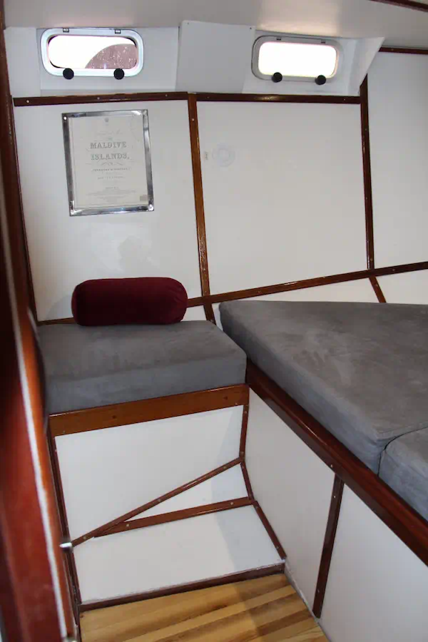 Détail de la cabine parents du voilier Najida avec couchette et hublots