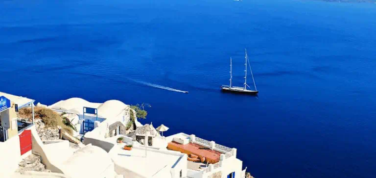 voilier au mouillage à Kéa dans les Cyclades en Grèce vue aérienne