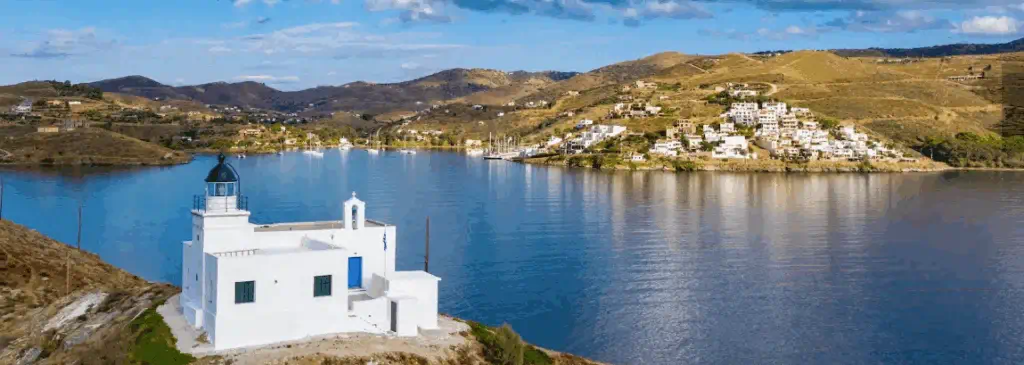 phare blanc à Kéa dans les Cyclades en Grèce avec village et baie