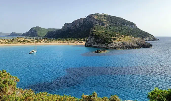baie abritee en Grece avec voilier au mouillage eau turquoise