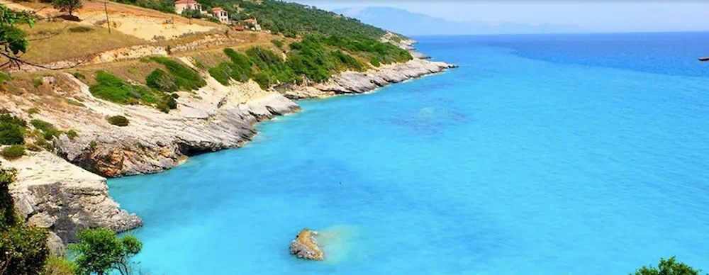 cote rocheuse et eau turquoise a Koroni en Grece