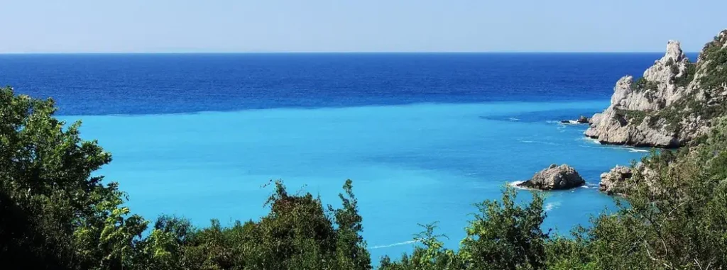 cote sauvage a Kymi en Eubee en Grece avec eau turquoise et falaises
