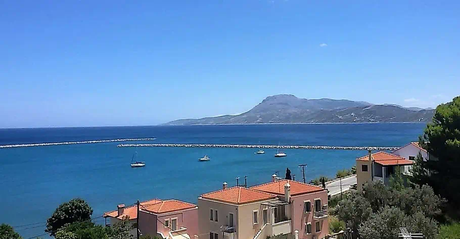 port de Kymi en Eubee en Grece avec bateaux et village en bord de mer