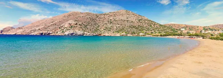 plage et baie à Kythnos dans les Cyclades en Grèce avec eau claire et sable