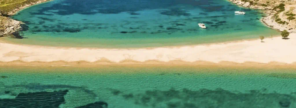 plage de sable et eau turquoise à Kythnos dans les Cyclades en Grèce