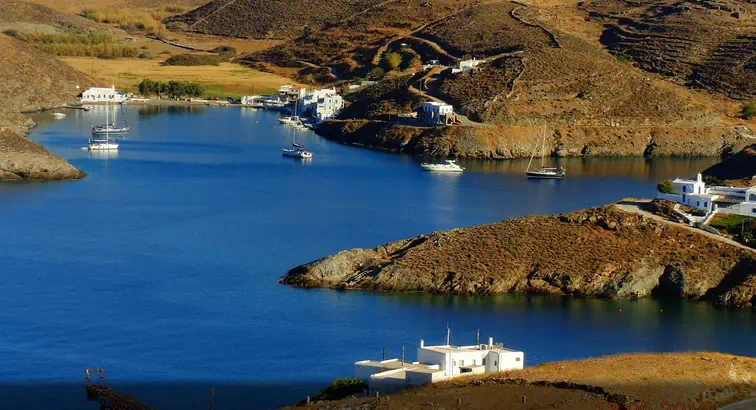 voiliers au mouillage dans une baie à Kythnos dans les Cyclades en Grèce