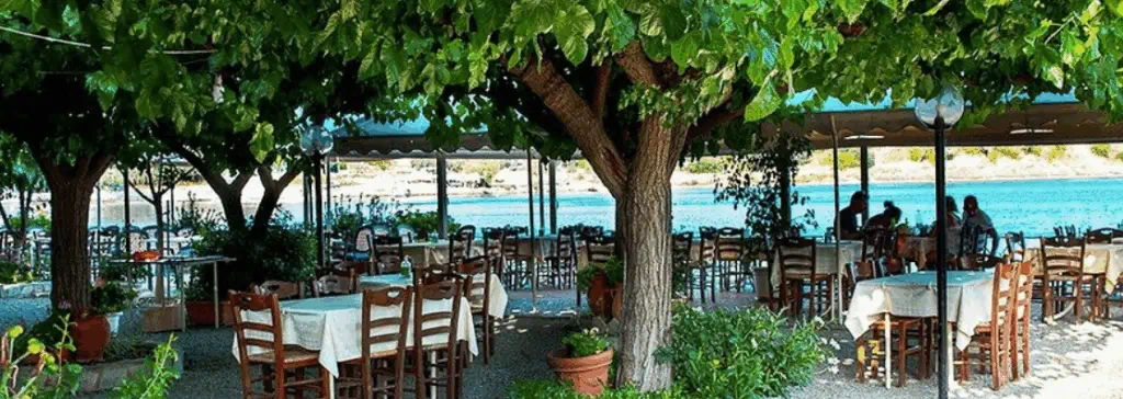 taverne a Lefkandi en Eubee en Grece avec tables a l ombre face a la mer