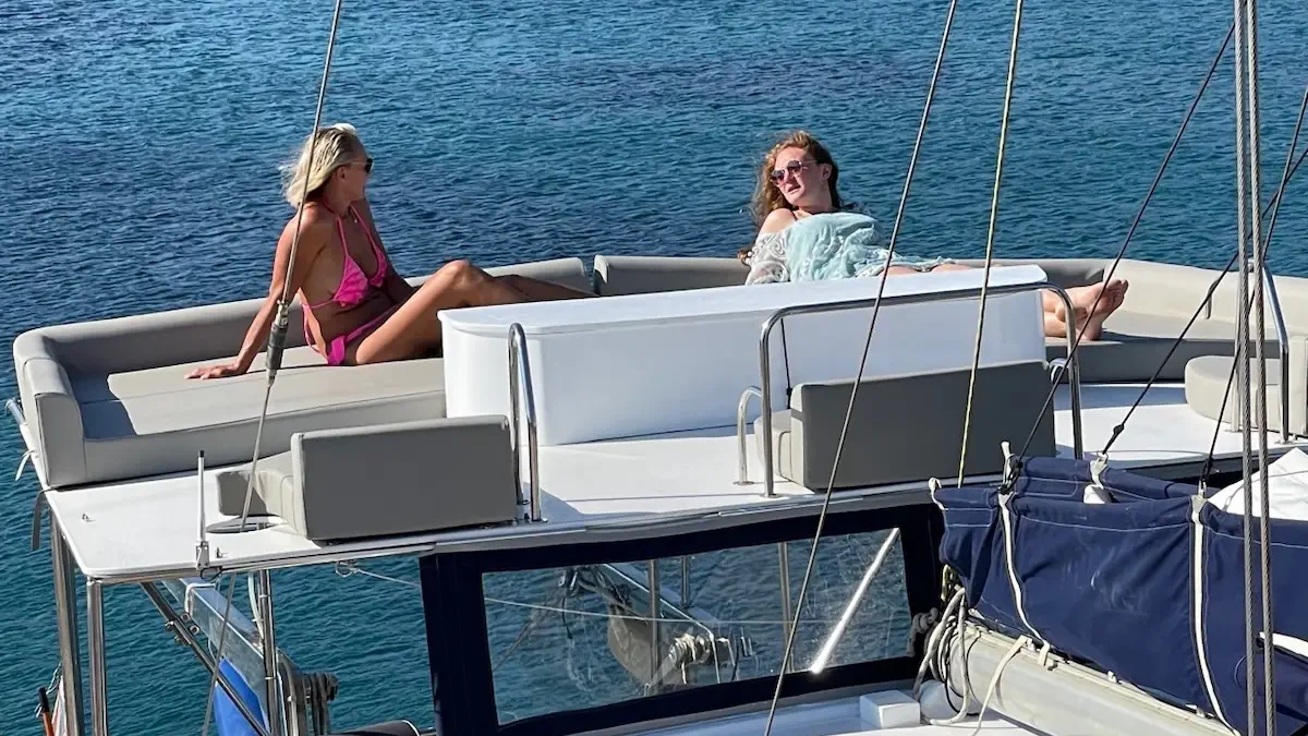 Espace lit extérieur sur le roof top du voilier Najida au mouillage