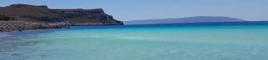 ile de Moni pres d Egine en Grece baie eau turquoise et plage sauvage
