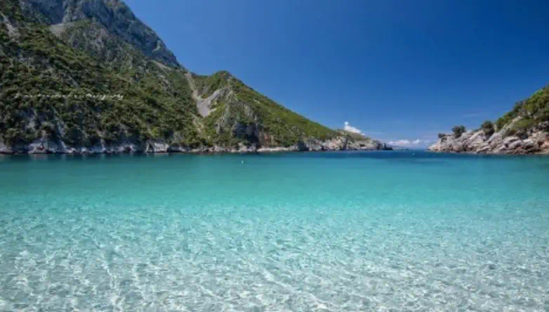 baie de Mourteri en Eubee en Grece eau turquoise et plage