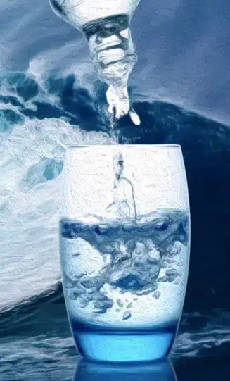 Eau versée dans un verre illustrant la filtration par osmoseur à bord d’un voilier