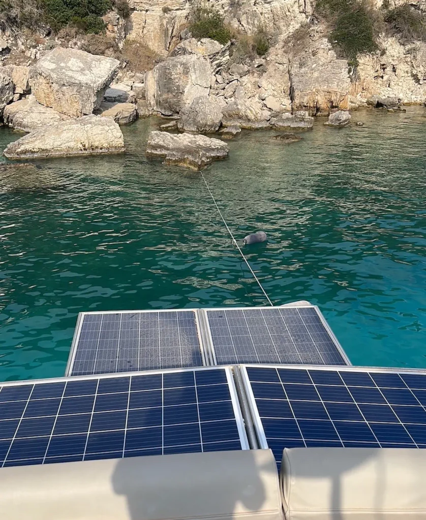 Panneaux solaires du voilier Najida au mouillage en Grèce