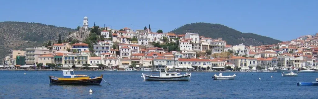 village de Poros en Grece avec bateaux et maisons en bord de mer