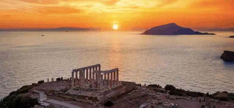 temple de Poseidon a Sounion au coucher de soleil en Grece vue mer