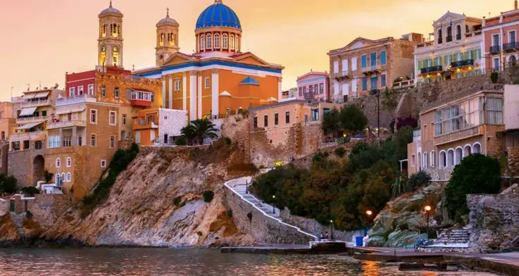 ville d Ermoupoli à Syros dans les Cyclades en Grèce avec église Saint Nicolas