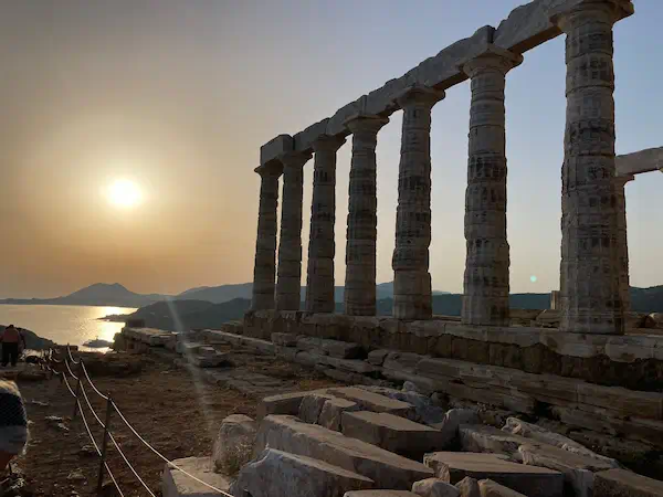 Temple de Poséidon au cap Sounion en Grèce au coucher du soleil
