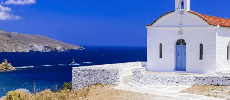 eglise blanche à Tinos dans les Cyclades en Grèce avec vue sur la mer Egée