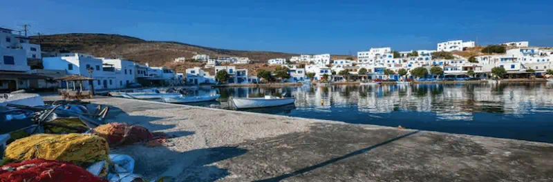 port et village de Tinos dans les Cyclades en Grèce avec barques et maisons blanches