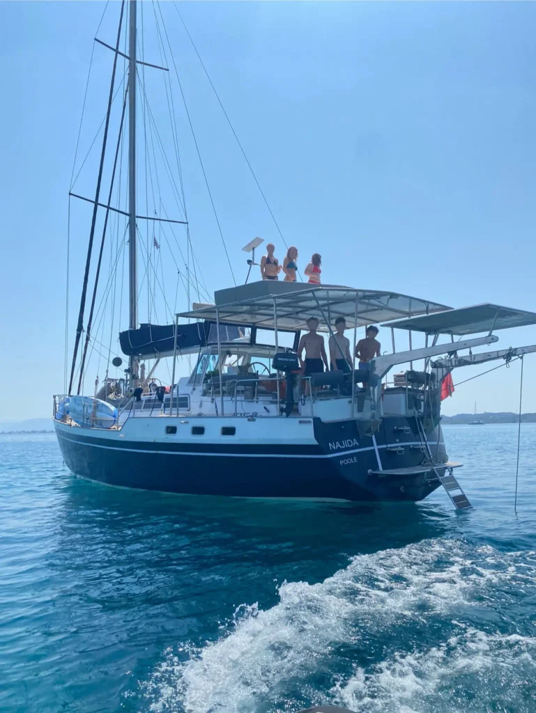 Voilier Najida en Grèce avec passagers à bord profitant d’une croisière avec skipper